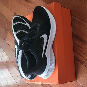 MUST GO!! Mens Nike Downshifter sneakers